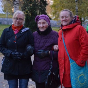 Koulun tytöt Anna ja Johanna sekä äiti Leena, joka vietti elämänsä viimeiset vuodet tyttöjen hoivassa Niittykalliolla.
